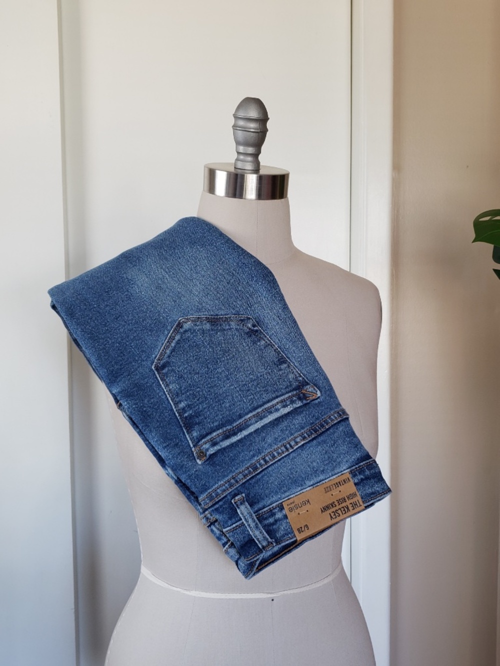 Vintage Luxe High Rise Skinny Jeans Size 28 NEW!